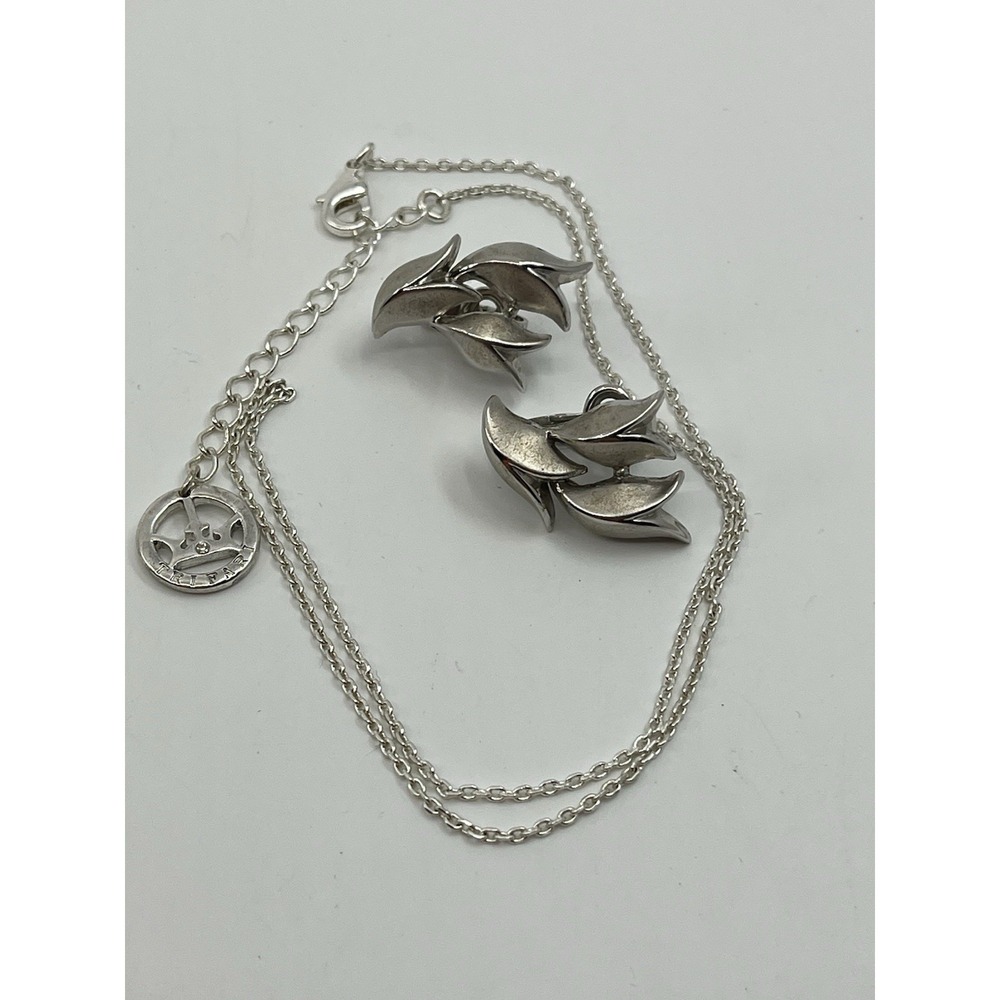 Trifari  jewelry Simple Chain Adjustable Tulip Clip On Earrings Silvertone